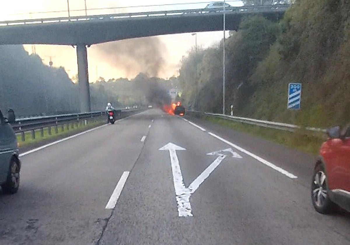 Arde un coche en la A-8, en Gijón, y provoca importantes retenciones