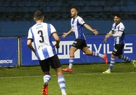 Santamaría celebra su gol tras una magnífica asistencia de Viti.