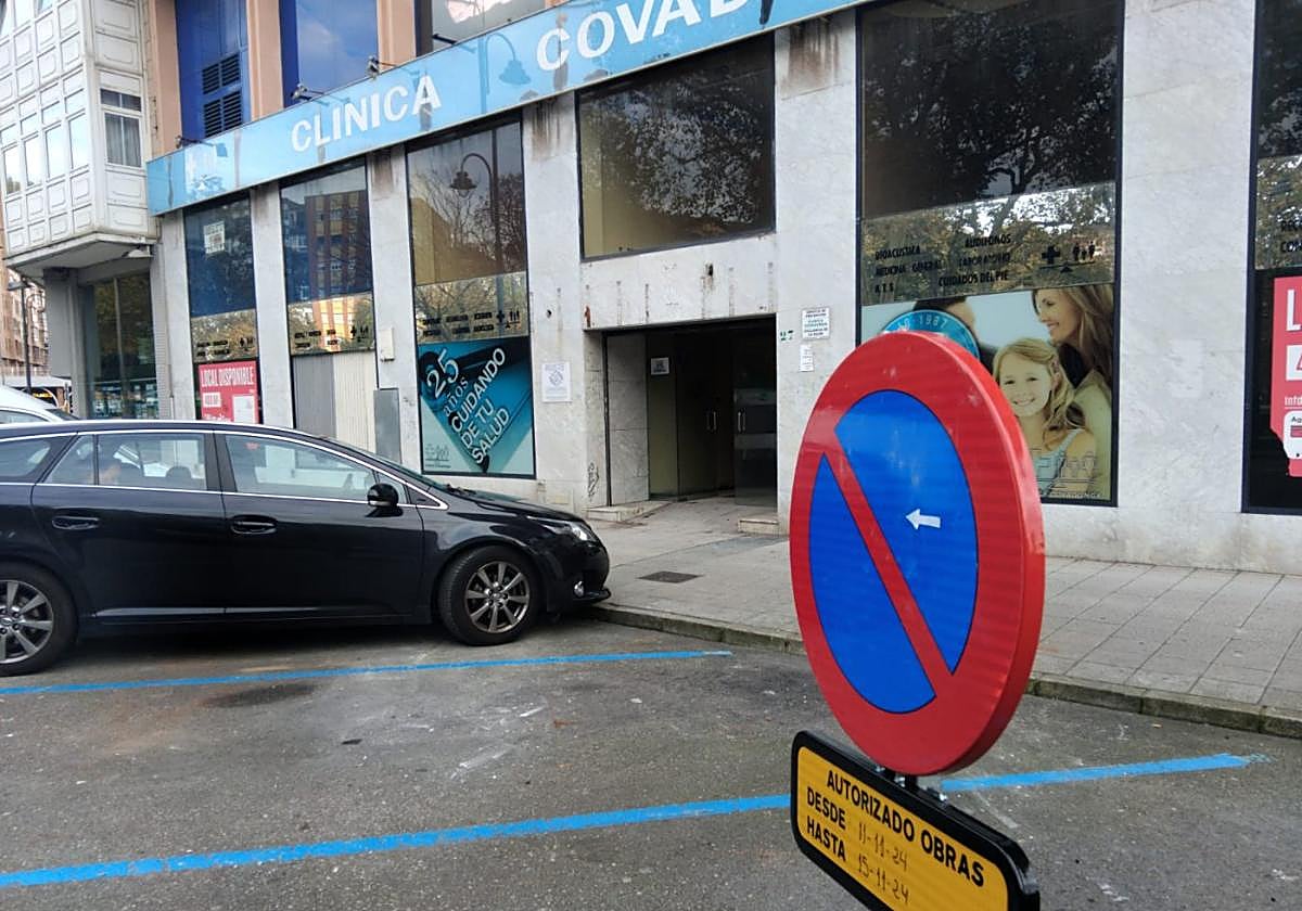 El antiguo local de la Clínica Covadonga se adecúa desde hace unos días para albergar la nueva sucursal de Caja Rural de Asturias en Avilés.