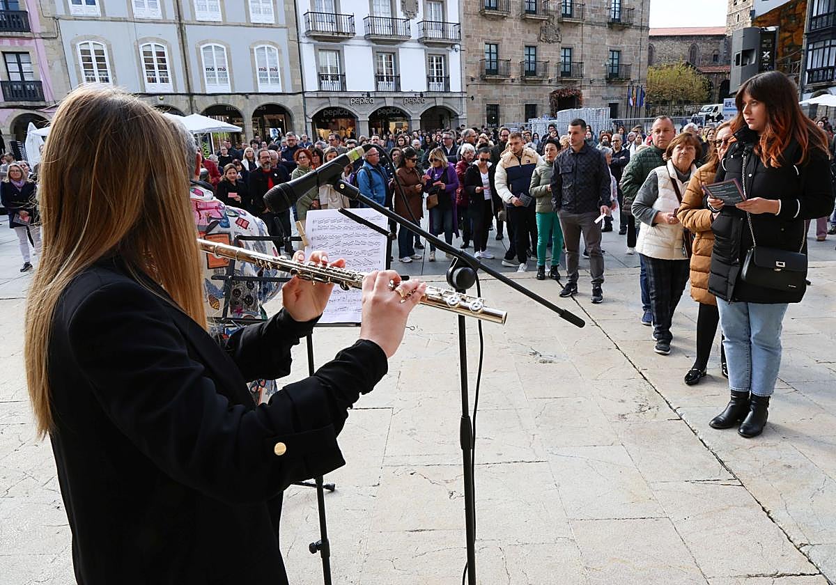 La flautista Claudia Gómez Romero interpreta un adagio de Roudet durante la lectura de los nombres de las mujeres asesinadas este año.