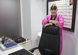 Consuelo Pérez-Robledo en el interior de la fundación Corvera Sueña, ubicada en la calle Armando Palacio Valdés.