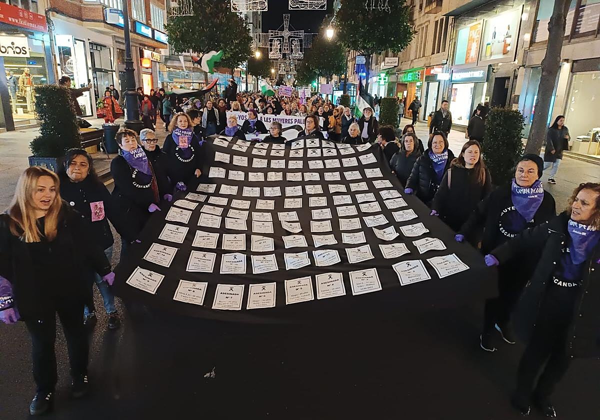 La pancarta que preside la manifestación por las calles de Oviedo contra la violencia machista.
