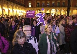 Acto institucional en la plaza Mayor de Gijón contra la violencia de género.