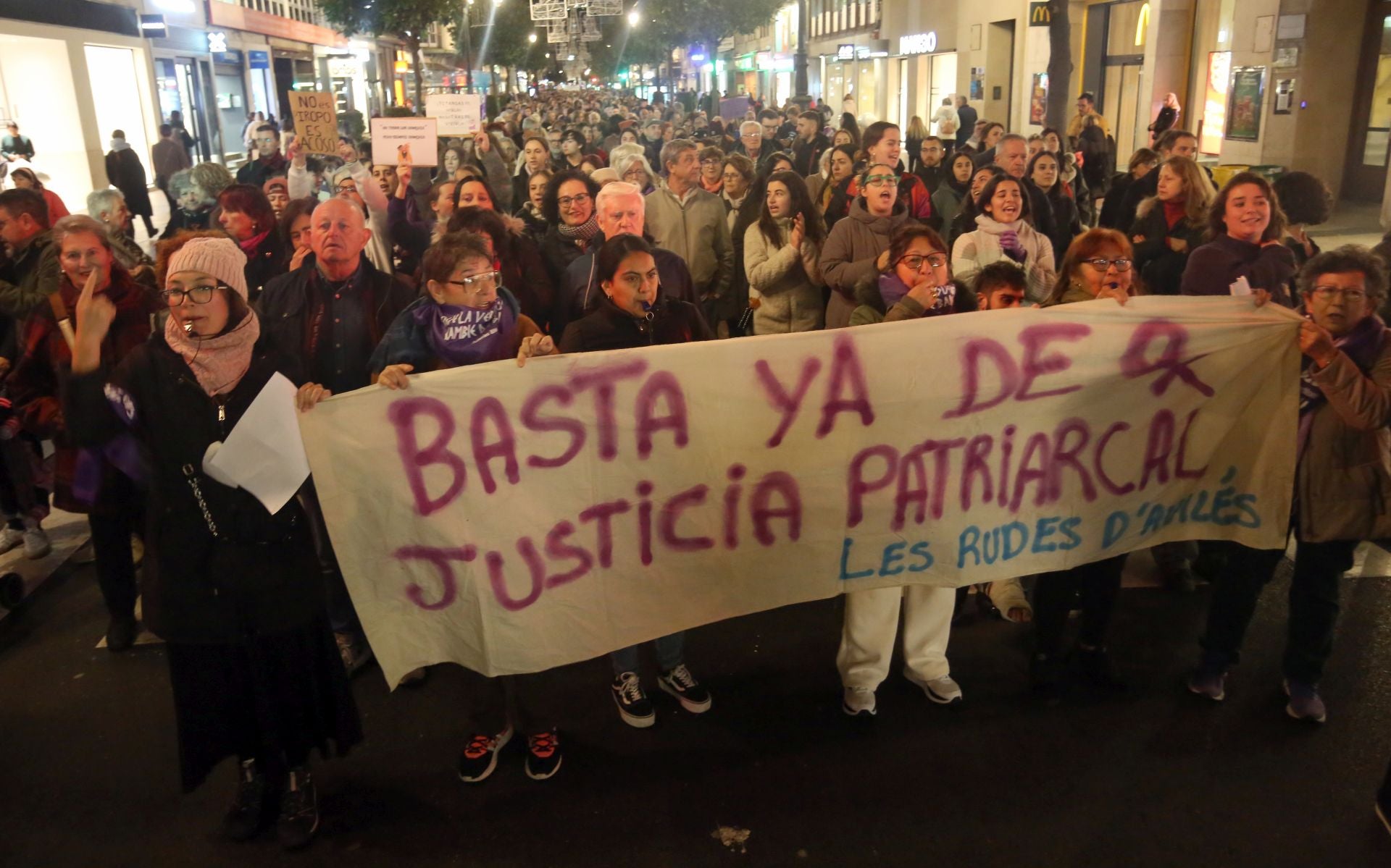 Las calles de Oviedo se llenan por la eliminación de la violencia contra las mujeres