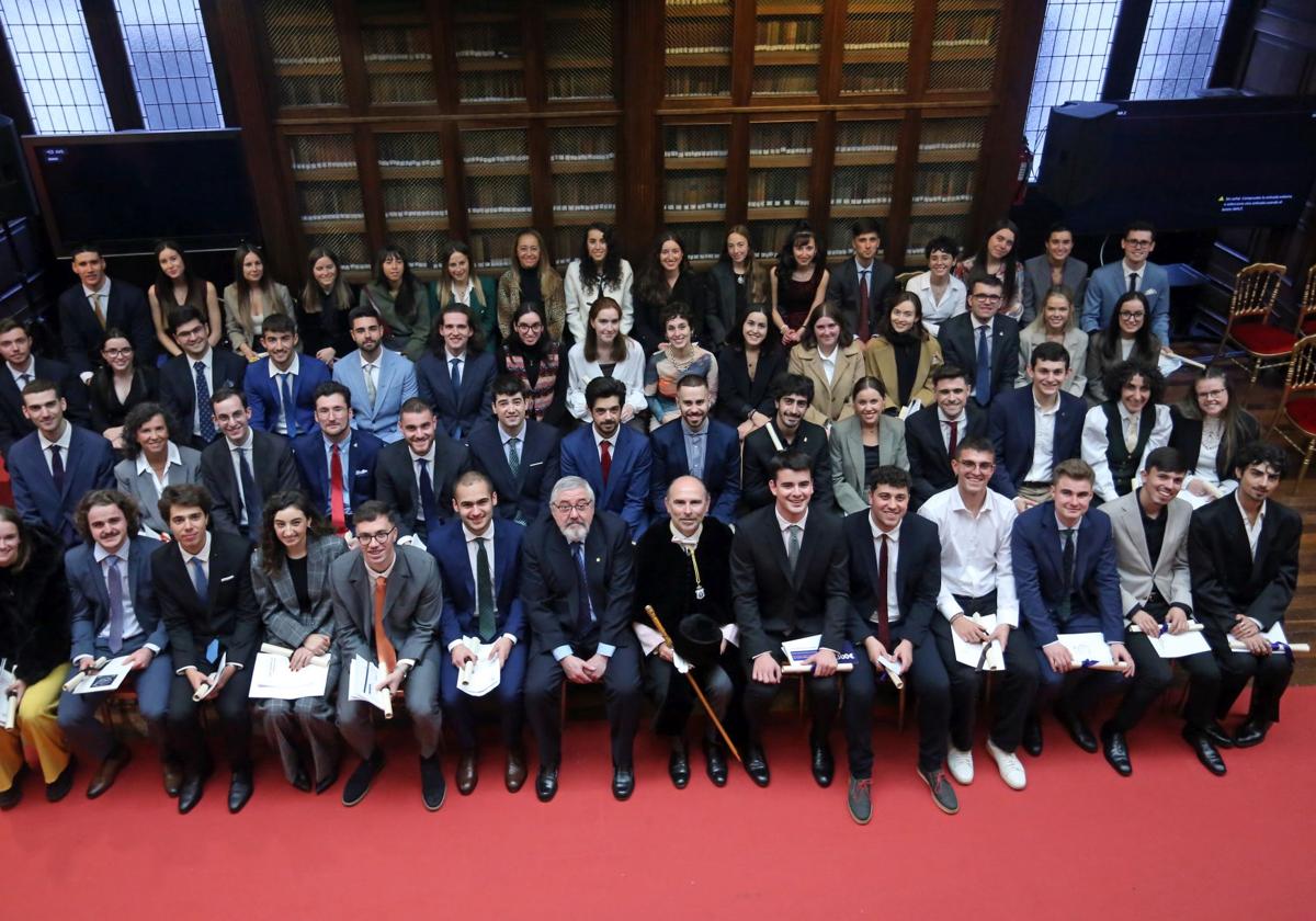 58 alumnos de la universidad fueron premiados por su «excelencia» entre el alumnado.
