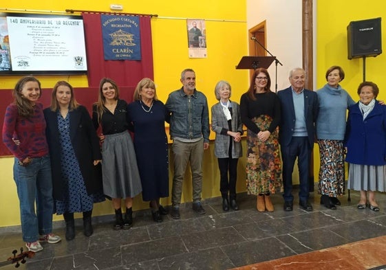 Romina Claudia Tomini, cuarta por la derecha, junto a Pepe Pardo, la junta directiva de la sociedad Clarín de Quintes y el resto del jurado.