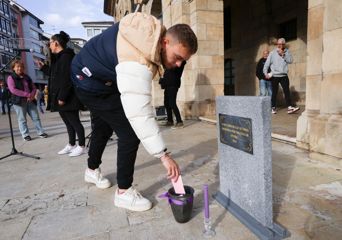 Concentración contra la violencia de género frente al Ayuntamiento de Avilés.
