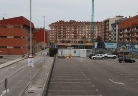 Terrenos en el entorno del Albergue Covadonga de Gijón ahora utilizados como aparcamiento y donde se prevé levantar pisos con un alquiler asequible.