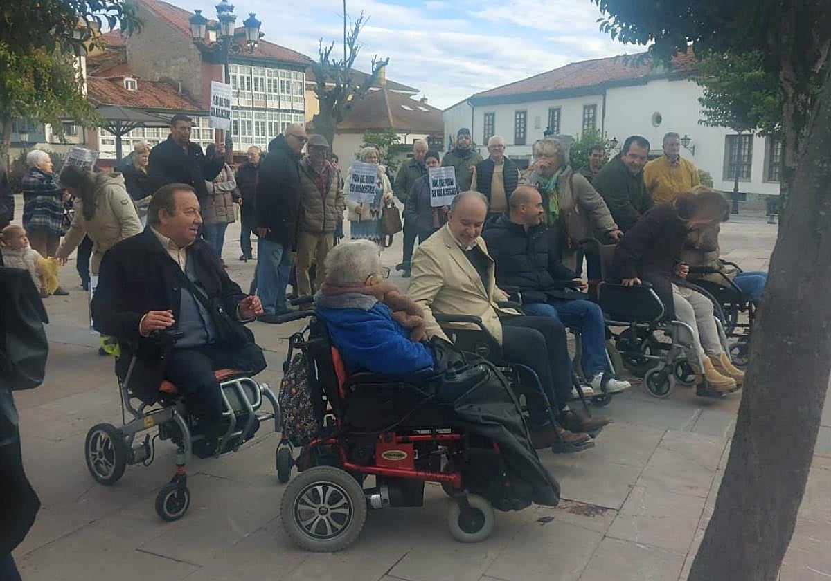 Miembros de la Asociación por la eliminación de las barreras arquitectónicas de Pravia en una pasada concentración.