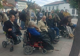 Miembros de la Asociación por la eliminación de las barreras arquitectónicas de Pravia en una pasada concentración.