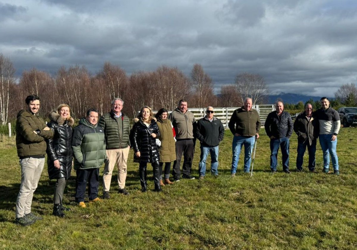 Antonio Romero, cuarto por la izquierda; Fernando Martínez, tercero; y Eva Pando, segunda; con otros directivos de Caja Rural de Asturias y varios ganaderos en Villares de Arriba.