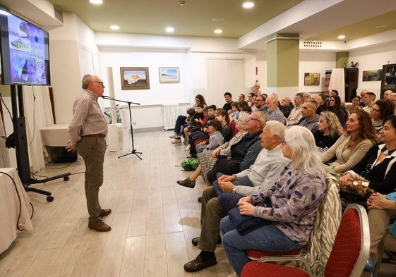 El biólogo Casto Fernández-Ovies durante la charla.