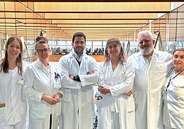 De izquierda a derecha, María Gil, enfermera; Lucía García Alfonso, neumóloga intervencionista; Miguel Ariza Prota, neumólogo intervencionista; Marta García Clemente, directora del área de Pulmón; Francisco López, jefe de la sección de Neumología Intervencionista; e Inmaculada Sánchez del Servicio de Neumología del Hospital Universitario Central de Asturias.