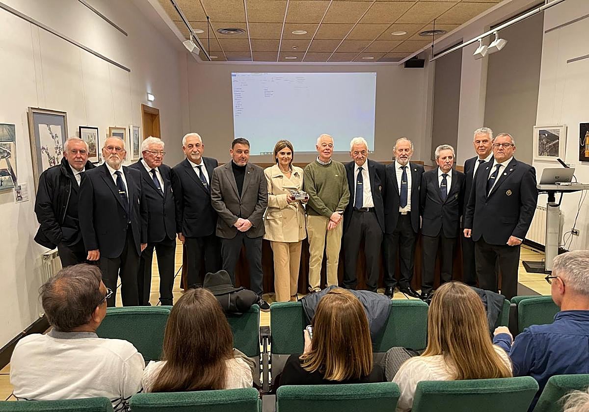 Celestino Santos Buelga, en el centro, tras recibir el galardón de Chalaneru del Año en Laviana.