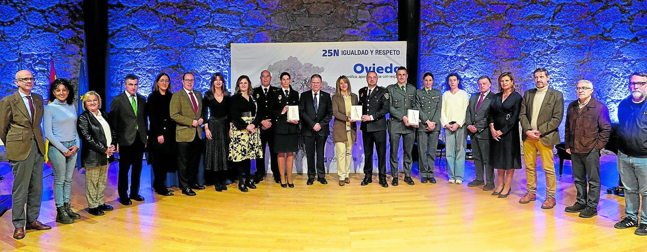 El alcalde de Oviedo y los homenajeados de la Policía Nacional, la Guardia Civil y la Policía Local de Oviedo.