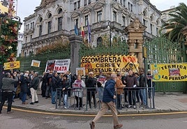 Los vecinos de Lada, concentrados en Oviedo ante la Junta General.