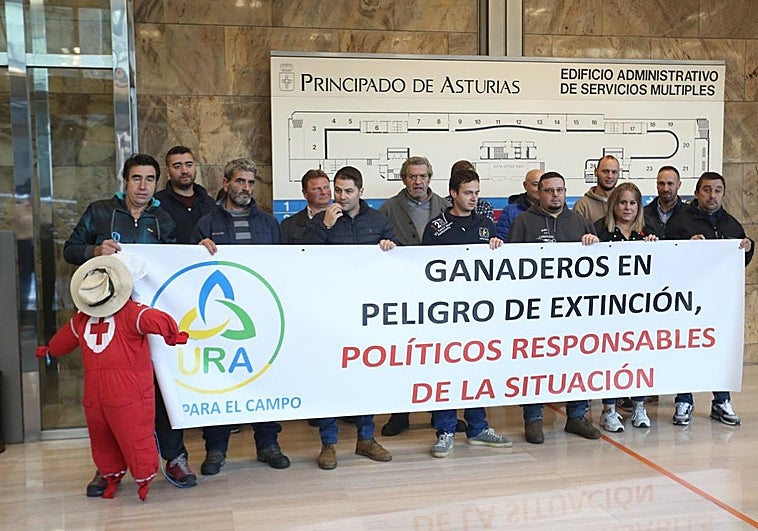 Los representantes de Unión Rural Asturiana (URA), a la entrada del edificio del Registro General del Principado de Asturias.