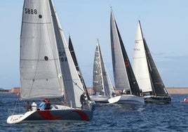 Un momento de la última regata del Trofeo de Otoño en la bahía de Gijón.