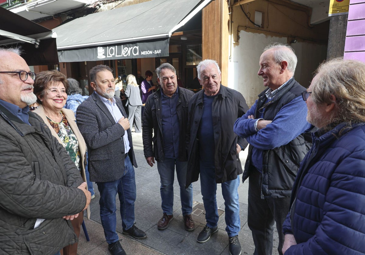 El jurado del galardón, que cuenta entre sus miembros con el cantautor Víctor Manuel.