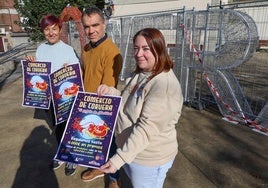 Begoña Fernández, Iván Fernández y Sheyla González sostienen el cartel de la campaña de este año.