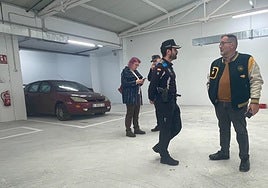 Adrián Vázquez y Roberto García, en el nuevo depósito.