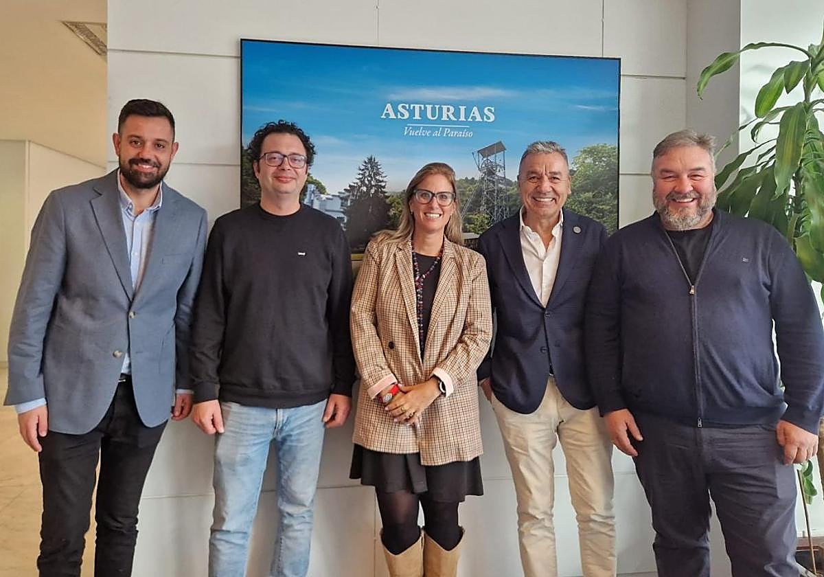 Los hosteleros de Gascona, junto a la viceconsejera de Turismo.