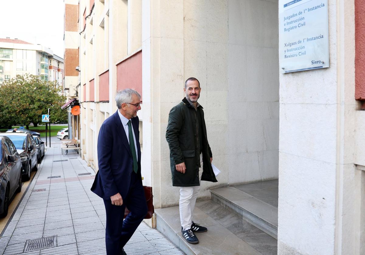El alcalde de Siero, Ángel García, 'Cepi', accediendo al juzgado de La Pola, hace una semana, con su abogado, Luis Tuero.