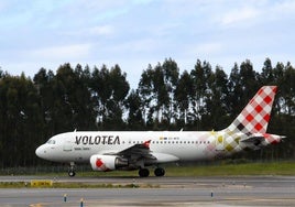 Un avión de Volotea en el Aeropuerto de Asturias.