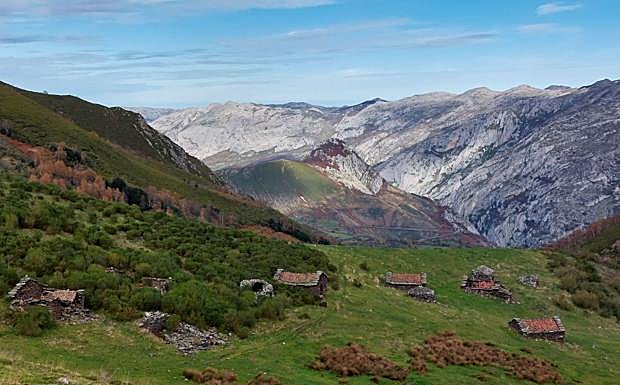 Braña Navariegas, lugar hermoso y especial por el que se desciende buscando el hayedo de Montegrande