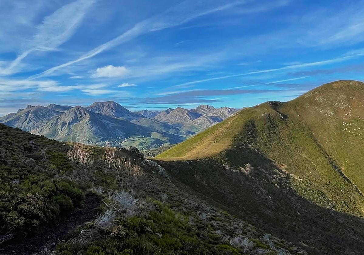 Imagen principal - Un bosque mítico, dos brañas vaqueiras y una cumbre puntiaguda que es el techo de Teverga