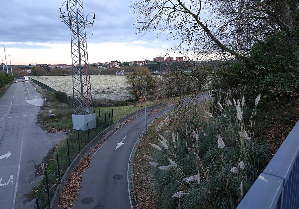 El plan de la Isla de la Innovación de Avilés priorizará el desarrollo de la parcela entre el Centro Culturla Niemeyer y las baterías de cok para atraer empresas además de mejorar la conexión de ambas márgenes de la ría a esa altura.