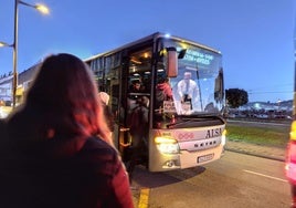 Un autobús que cubre la ruta entre Avilés y Gijón, lleno a primera hora de esta mañana.