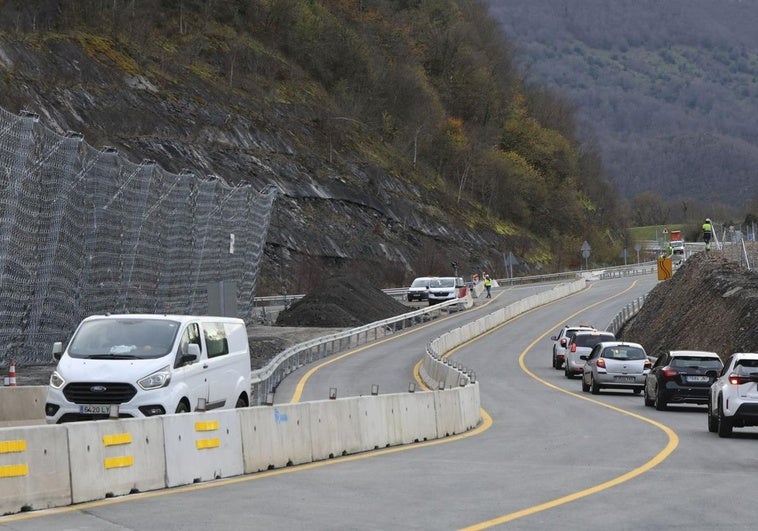 Vehículos circulando en la zona del 'bypass' provisional que ha permitido reabrir ayer la autopista del Huerna.
