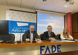 De izquierda a derecha, el coordinador del barómetro, José Canseco; el vicepresidente y secretario de Compromiso Asturias XXI, Carlos Ranera; y la directora de Recursos Humanos de Caja Rural de Asturias, ayer, en Oviedo.