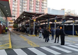 La huelga ha generado largas colas en la estación de Gijón.