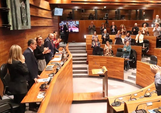 Los diputados de la Junta General del Principado de Asturias, en pie, durante el reconocimiento de la Cámara asturiana al letrado mayor, Alberto Arce, en el último pleno antes de su jubilación.