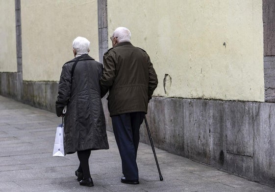 Una pareja de pensionistas, por la calle.