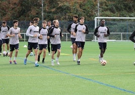 Mecerreyes, en el inicio del entrenamiento del Real Avilés de ayer junto a Edu Cortina y Julio Rodríguez.