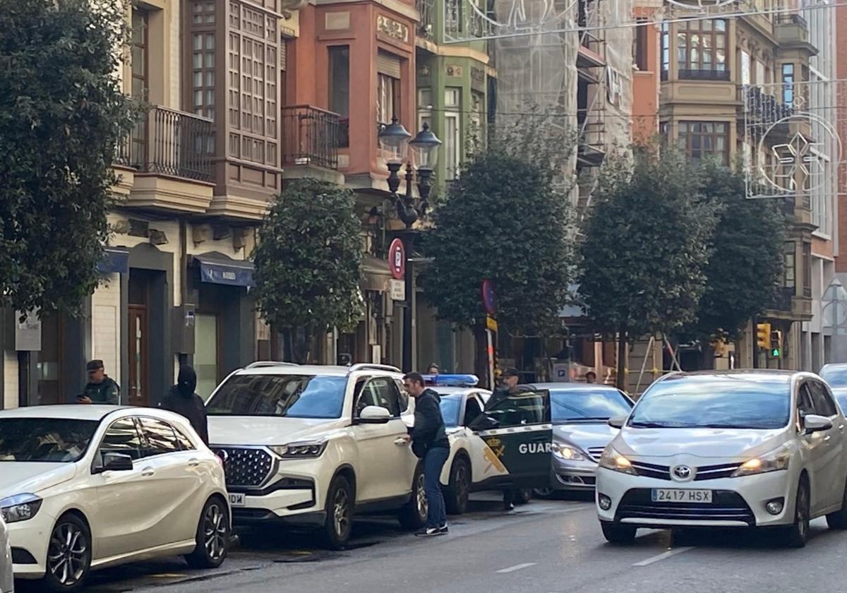 La Guardia Civil, en el la calle Marqués de San Esteban.