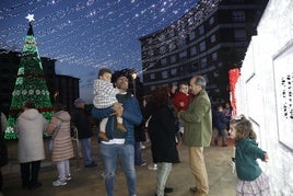 Los vecinos de Corvera disfrutaron ayer delencendido de las luces.