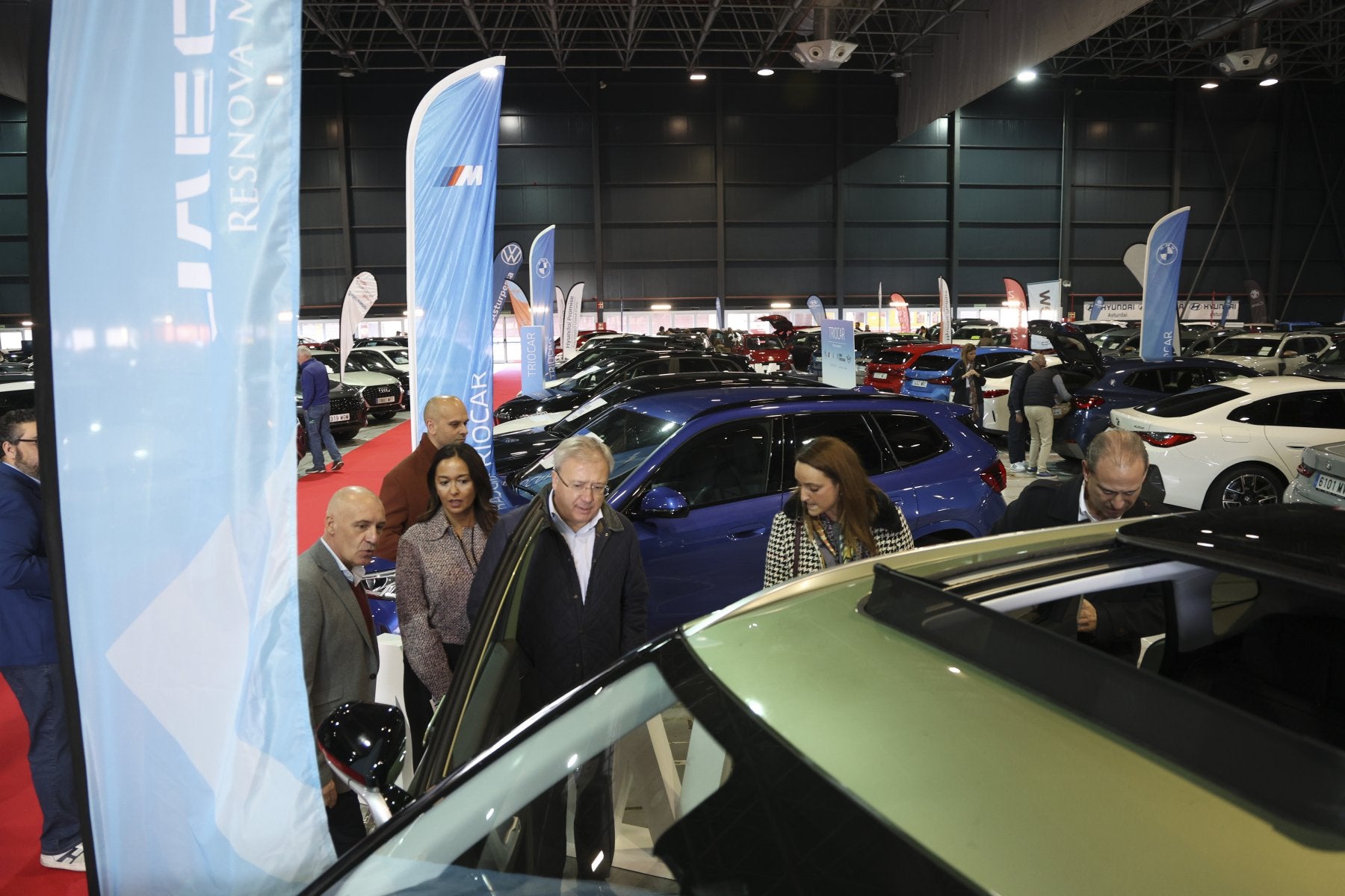 Las autoridades, durante la inauguración.