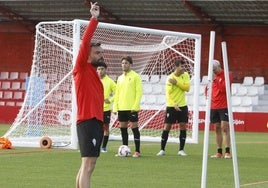 Rubén Albés da órdenes a sus futbolistas.