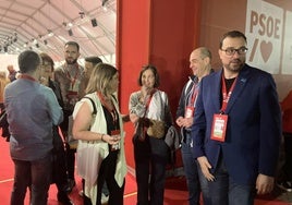 Adrián Barbón conversa con Gimena Llamedo, Dolores Carcedo y Luis Fernández Huerga.