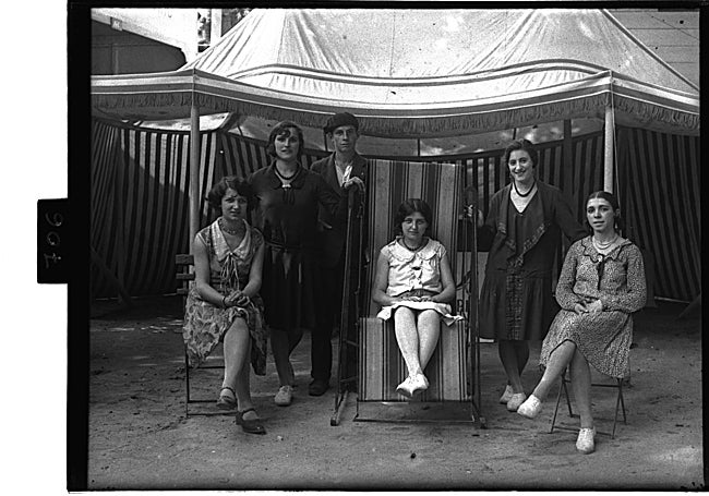 Grupo de jóvenes. Constantino Suárez, h. 1925.