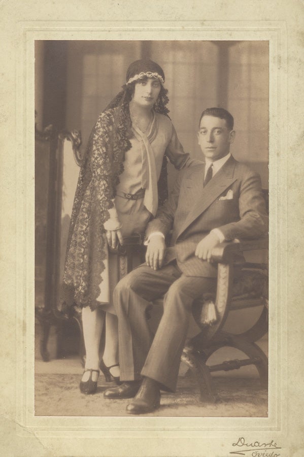 Retrato de estudio de Senén y Teresa recién casados. La mujer luce un práctico vestido a la moda, que podrá utilizar en más ocasiones, y una elegante mantilla que se sujeta a la cabeza por una corona. Ramón García Duarte, 17 de julio de 1929.