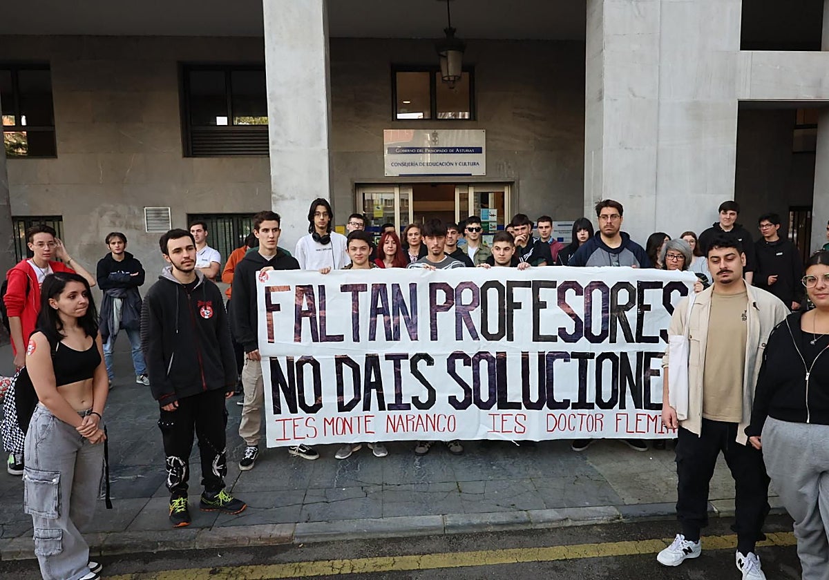 Un momento de la protesta ante la Consejería de Educación.