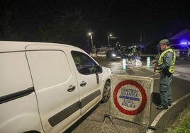 Control de la Guardia Civil en Castiello, en la plaza del Curullu.