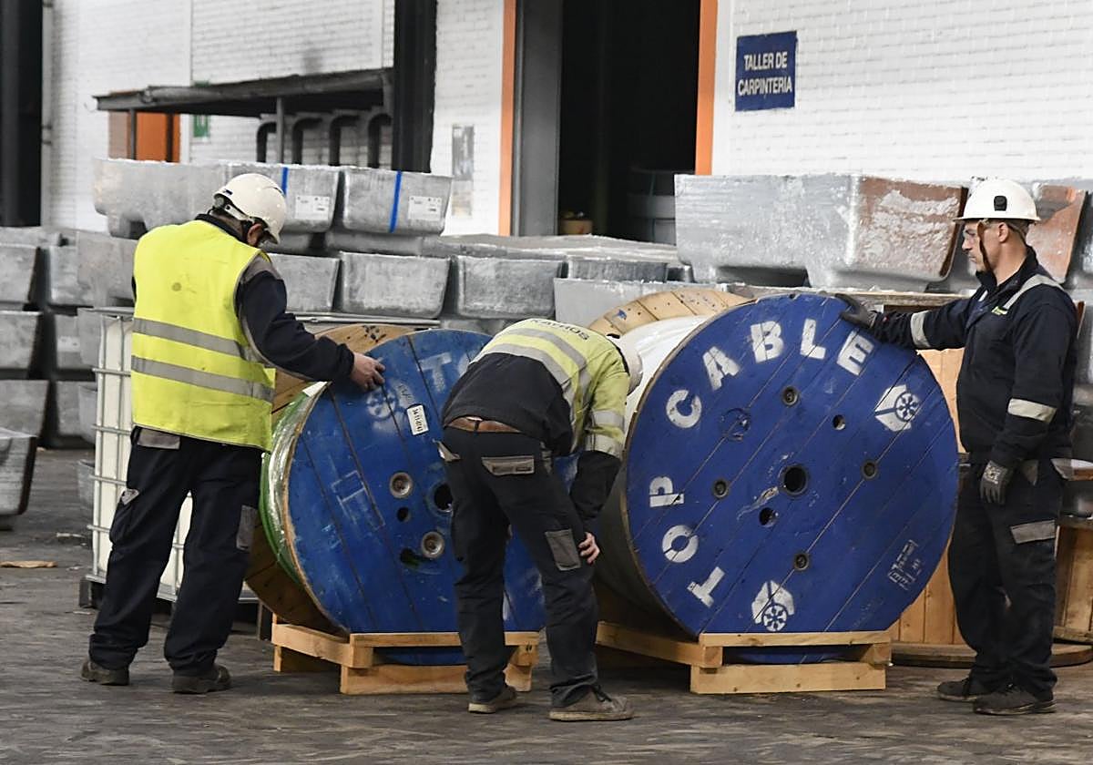 Trabajadores de Arcelor, en la planta de Avilés.