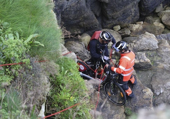 Los bomberos, con la bici eléctrica.