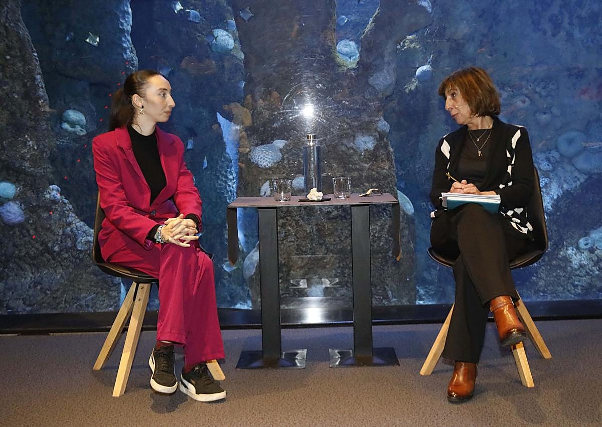 Imagen secundaria 1 - Arriba, Juan Cifuentes, María Jesús Álvarez, Ángel González, Ángela Santianes, Magali Costales, Leticia Álvarez, Elena Reales, Jorge Lojero y Alicia Álvarez. A la izquierda, la boxeadora Sara Montoya charla con la periodista de EL COMERCIO Susana Tejedor; a la derecha, público asistente.